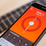 Nahaufnahme eines Smartphones mit Google Stimmgerät.